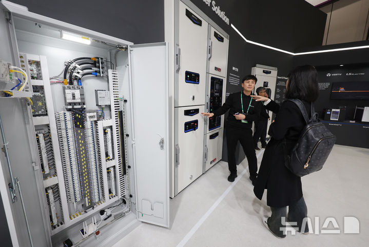 [서울=뉴시스] 김진아 기자 = 12일 서울 강남구 코엑스에서 열린 코리아 스마트그리드 엑스포 2025·일렉스 코리아에서 관람객들이 LS일렉트릭의 스마트컨트롤센터를 살펴보고 있다. 2025.02.12. bluesoda@newsis.co