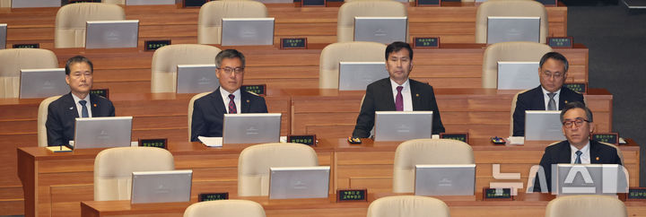 [서울=뉴시스] 권창회 기자 = 조태열 외교부 장관을 비롯한 국무위원들이 12일 오후 서울 여의도 국회에서 열린 제422회 국회(임시회) 제4차 본회의에 참석해 있다. 사진 왼쪽부터 김영호 통일부장관, 김석우 법무부장관 권한대행, 김선호 국방부장관 권한대행, 고기동 행정안전부장관 권한대행, 조 장관. 2025.02.12. kch0523@newsis.com