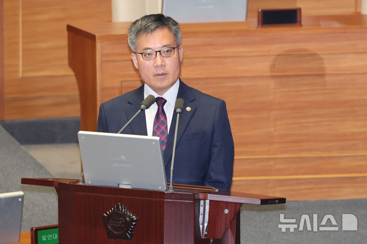 [서울=뉴시스] 권창회 기자 = 김석우 법무부장관 권한대행이 12일 오후 서울 여의도 국회에서 열린 제422회 국회(임시회) 제4차 본회의 정치·외교·통일·안보 분야 대정부질문에서 이춘석 더불어민주당 의원의 질의에 답하고 있다. 2025.02.12. kch0523@newsis.com