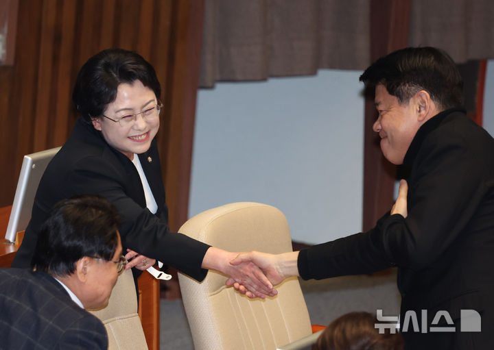 [서울=뉴시스] 고승민 기자 = 김선민 조국혁신당 대표 권한대행이 12일 서울 여의도 국회에서 열린 제422회 국회(임시회) 제4차 본회의에서 비교섭단체 대표연설을 마친 뒤 의원들과 인사를 하고 있다. 2025.02.12. kkssmm99@newsis.com