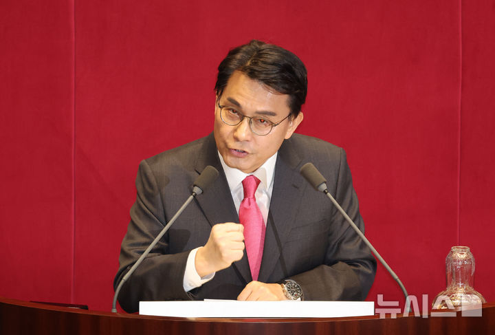 [서울=뉴시스] 고승민 기자 = 윤상현 국민의힘 의원이 12일 서울 여의도 국회에서 열린 제422회 국회(임시회) 제4차 본회의 정치, 외교, 통일, 안보에 관한 질문에서 질의 후 마무리 발언하고 있다. 2025.02.12. kkssmm99@newsis.com