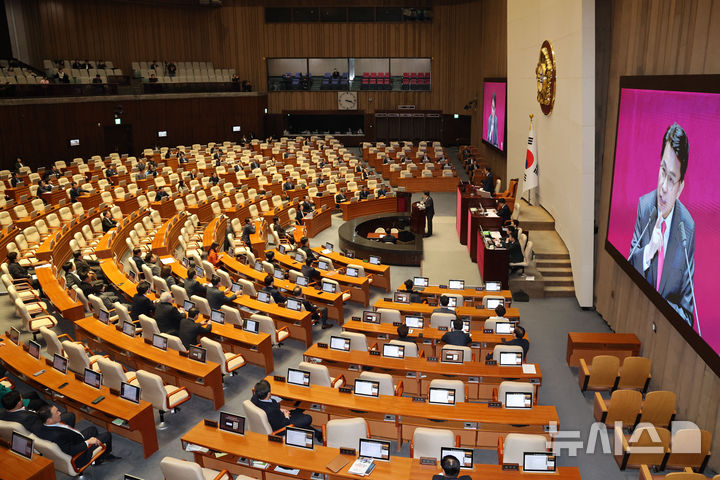 [서울=뉴시스] 권창회 기자 = 12일 오후 서울 여의도 국회에서 열린 제422회 국회(임시회) 제4차 본회의 정치·외교·통일·안보 분야 대정부질문에서 윤상현 국민의힘 의원이 마무리 발언하고 있다. 2025.02.12. kch0523@newsis.com