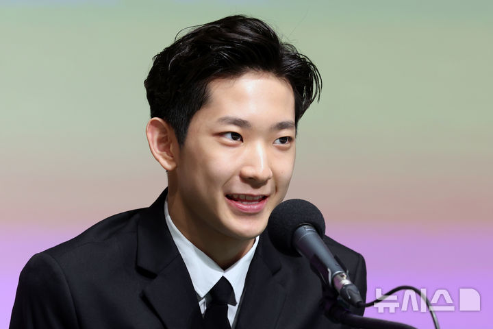 [서울=뉴시스] 박진희 기자 = 한국 발레리노 최초로 스위스 로잔 발레 콩쿠르(Prix de Lausanne·프리 드 로잔)에서 우승한 발레리노 박윤재(서울예고)가 12일 서울 종로구 서울예술고등학교 내 서울아트센터에서 기자회견을 하고 있다. 세계 5대 발레 콩쿠르로 꼽히는 로잔 발레 콩쿠르는 15~18세 학생만 참여할 수 있어 '차세대 스타' 발굴의 장으로 꼽힌다. 2025.02.12. pak7130@newsis.com