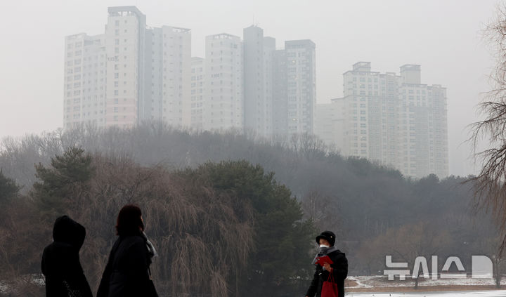 [고양=뉴시스] 전진환 기자 = 수도권이 초미세먼지 나쁨을 보인 12일 오후 경기도 고양시 호수공원에서 본 도심이 초미세먼지가 섞인 안개로 덮여 있다 2025.02.12. amin2@newsis.com