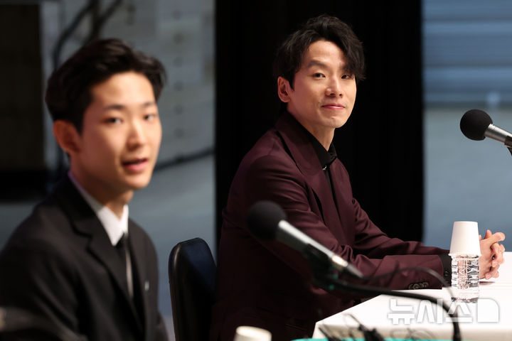 [서울=뉴시스] 박진희 기자 = 한국 발레리노 최초로 스위스 로잔 발레 콩쿠르(Prix de Lausanne·프리 드 로잔)에서 우승한 발레리노 박윤재 스승 리앙시후아이(오른쪽)가 12일 서울 종로구 서울예술고등학교 내 서울아트센터에서 기자회견을 하고 있다. 세계 5대 발레 콩쿠르로 꼽히는 로잔 발레 콩쿠르는 15~18세 학생만 참여할 수 있어 '차세대 스타' 발굴의 장으로 꼽힌다. 2025.02.12. pak7130@newsis.com