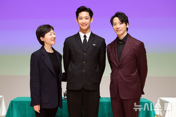 [서울=뉴시스] 박진희 기자 = 한국 발레리노 최초로 스위스 로잔 발레 콩쿠르(Prix de Lausanne·프리 드 로잔)에서 우승한 발레리노 박윤재 스승 리앙시후아이(오른쪽)가 12일 서울 종로구 서울예술고등학교 내 서울아트센터에서 기자회견을 하고 있다. 왼쪽부터 서울예고 안윤희 발레과 교사, 박윤재, 대만 출신 서울예고 교사 리앙 시후아이. 2025.02.12. pak7130@newsis.com