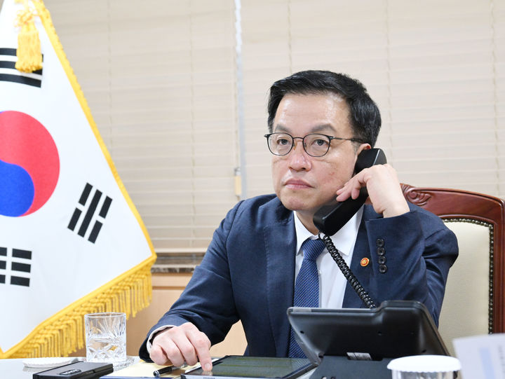 [서울=뉴시스] 최진석 기자 = 최상목 대통령 권한대행 부총리 겸 기획재정부 장관이 12일 서울 종로구 정부서울청사에서 도날드 투스크 폴란드 총리와 통화하고 있다. (사진=기획재정부 제공) 2025.02.12. photo@newsis.com *재판매 및 DB 금지