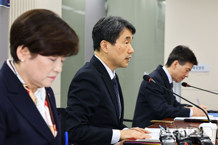 [서울=뉴시스] 김명원 기자 = 이주호 사회부총리 겸 교육부 장관이 지난 12일 서울 종로구 정부서울청사에서 열린 시도교육감 간담회에 참석해 발언하는 모습. 2025.02.12. photo@newsis.com