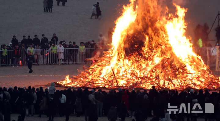 [부산=뉴시스] 하경민 기자 = 정월대보름인 12일 부산 해운대구 해운대해수욕장에서 묵은 액을 씻고 올 한해의 건강과 풍요를 기원하는 달집 태우기가 진행되고 있다. 2025.02.12. yulnetphoto@newsis.com