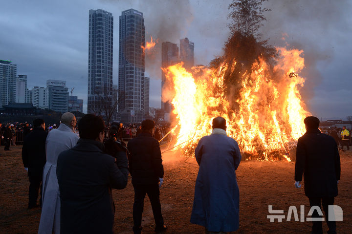[울산=뉴시스] 배병수 기자 = 정월 대보름인 12일 오후 울산 남구 태화강국가정원 제1둔치에서 열린 정원대보름 달맞이 달집태우기 행사가 진행되고 있다. 2025.02.12.bbs@newsis.com.