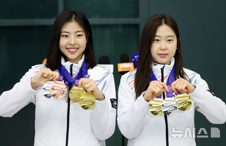 [인천공항=뉴시스] 홍효식 기자 = 2025 하얼빈 동계아시안게임에 출전해 메달을 획득한 스피드스케이팅 이나현(금2·은1·동1, 왼쪽), 김민선(금2·은1)이 12일 오후 인천국제공항 제1터미널을 통해 귀국해 메달을 들어보이고 있다. 2025.02.12. yesphoto@newsis.com