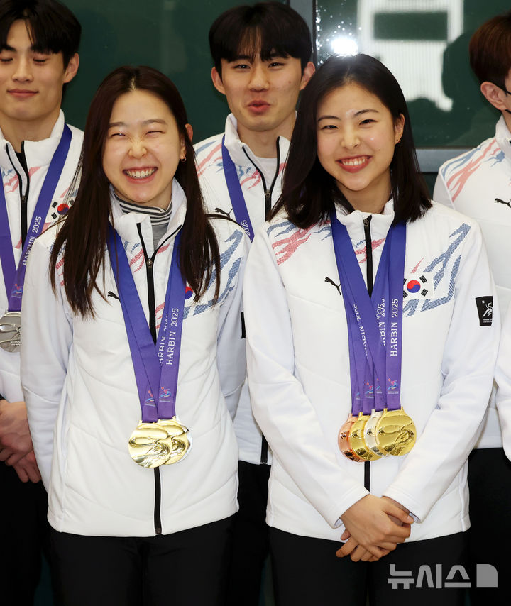 [인천공항=뉴시스] 홍효식 기자 = 2025 하얼빈 동계아시안게임에 출전했던 스피드스케이팅 김민선(금2·은1, 왼쪽)과 이나현(금2·은1·동1)이 12일 오후 인천국제공항 제1터미널을 통해 귀국해 활짝 웃고 있다. 2025.02.12. yesphoto@newsis.com