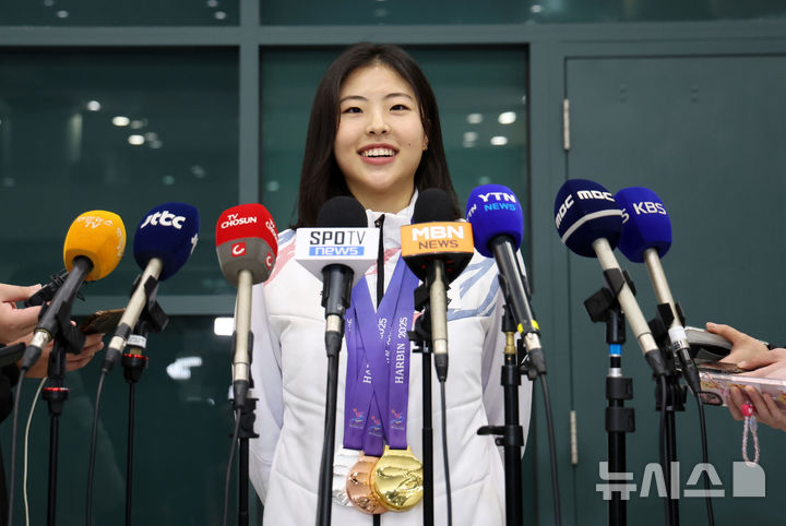 [인천공항=뉴시스] 홍효식 기자 = 2025 하얼빈 동계아시안게임에 출전한 모든 종목에서 메달(금2·은1·동1)을 획득한 스피드스케이팅 이나현이 12일 오후 인천국제공항 제1터미널을 통해 귀국하고 있다. 2025.02.12. yesphoto@newsis.com