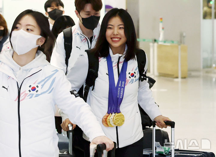 [인천공항=뉴시스] 홍효식 기자 = 2025 하얼빈 동계아시안게임에 출전한 모든 종목에서 메달(금2·은1·동1)을 획득한 스피드스케이팅 이나현이 12일 오후 인천국제공항 제1터미널을 통해 귀국하고 있다. 2025.02.12. yesphoto@newsis.com