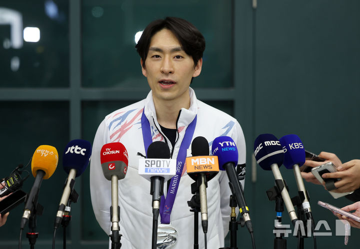 [인천공항=뉴시스] 홍효식 기자 = 2025 하얼빈 동계아시안게임에 출전해 통산 9번째 메달을 획득한 스피드스케이팅 이승훈이 12일 오후 인천국제공항 제1터미널을 통해 귀국해 소감을 밝히고 있다. 2025.02.12. yesphoto@newsis.com
