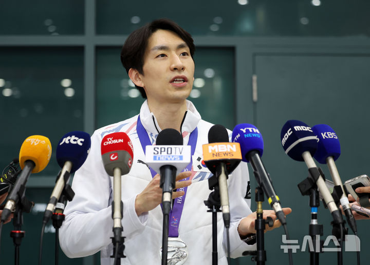 [인천공항=뉴시스] 홍효식 기자 = 2025 하얼빈 동계아시안게임에 출전해 통산 9번째 메달을 획득한 스피드스케이팅 이승훈이 12일 오후 인천국제공항 제1터미널을 통해 귀국해 소감을 밝히고 있다. 2025.02.12. yesphoto@newsis.com
