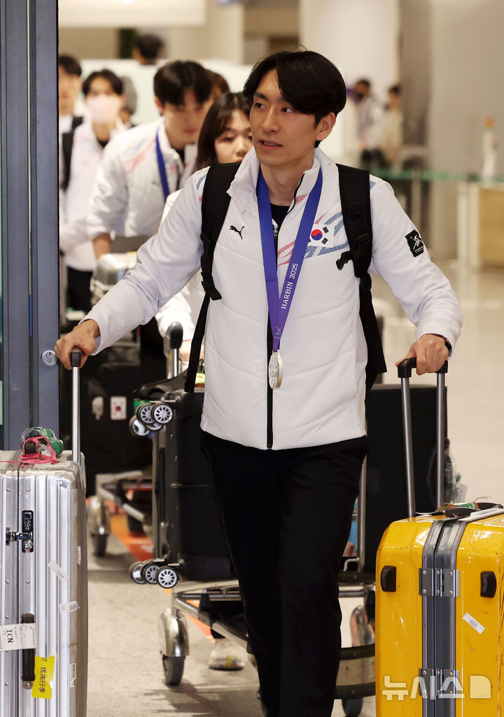 [인천공항=뉴시스] 홍효식 기자 = 2025 하얼빈 동계아시안게임에 출전해 통산 9번째 메달을 획득한 스피드스케이팅 이승훈이 12일 오후 인천국제공항 제1터미널을 통해 귀국하고 있다. 2025.02.12. yesphoto@newsis.com
