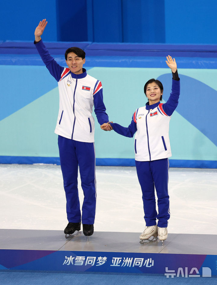 [하얼빈(중국)=뉴시스] 김선웅 기자 = 12일(현지 시간) 중국 하얼빈 헤이룽장 빙상훈련센터에서 열린 2025 하얼빈 동계 아시안게임 피겨스케이팅 페어 시상식에서 북한 렴대옥·한금철이 은메달을 수상하기 위해 시상대에 오르며 손인사를 하고 있다. 2025.02.12. mangusta@newsis.com
