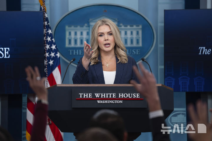 [워싱턴=AP/뉴시스]캐롤라인 레빗 백악관 대변인이 12일(현지 시간) 백악관 정례브리핑에서 기자들의 질문에 답하고 있다. 2025.02.12.