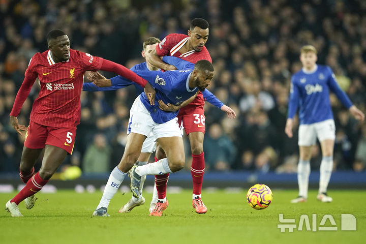 [리버풀=AP/뉴시스] 잉글랜드 프로축구 프리미어리그(EPL) 15라운드 순연 경기 에버턴과 리버풀 맞대결 장면. 2025. 2. 12.