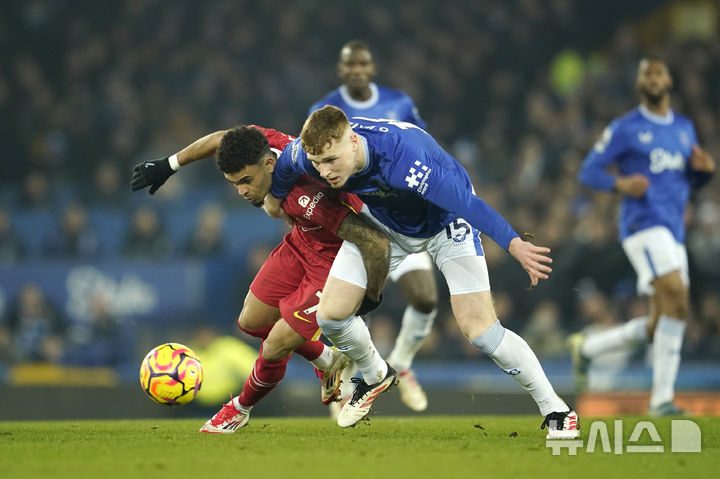 [리버풀=AP/뉴시스] 잉글랜드 프로축구 프리미어리그(EPL) 15라운드 순연 경기 에버턴과 리버풀 맞대결 장면. 2025. 2. 12.