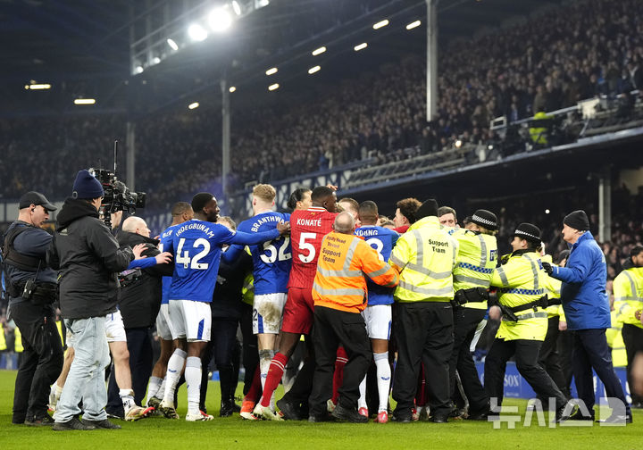 [리버풀=AP/뉴시스] 잉글랜드 프로축구 프리미어리그(EPL) 15라운드 순연 경기 에버턴과 리버풀 맞대결 당시 충돌 장면. 2025. 2. 12.