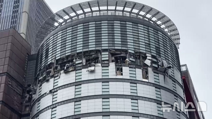 [타이중=AP/뉴시스] 대만 타이중시의 한 백화점에서 13일 폭발이 발생해 지금까지 4명이 숨지고 20명이 다쳤다. 사진은 이날 폭발사고 발생한 백화점의 외부 모습. 2025.02.13