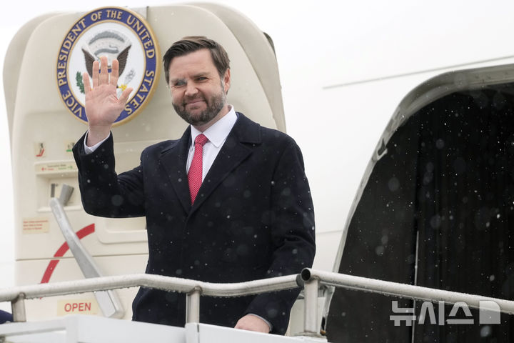 [뮌헨=AP/뉴시스] JD 밴스 미국 부통령이 뮌헨안보회의 참석을 위해 독일 13일(현지 시간) 뮌헨 공항에 도착하고 있다. 밴스 부통령은 월스트리트저널과 인터뷰에서 러시아가 우크라이나 평화 협상에 성의를 보이지 않으면 군사 행동에 나설 수 있다고 경고했다. 2025.02.14.