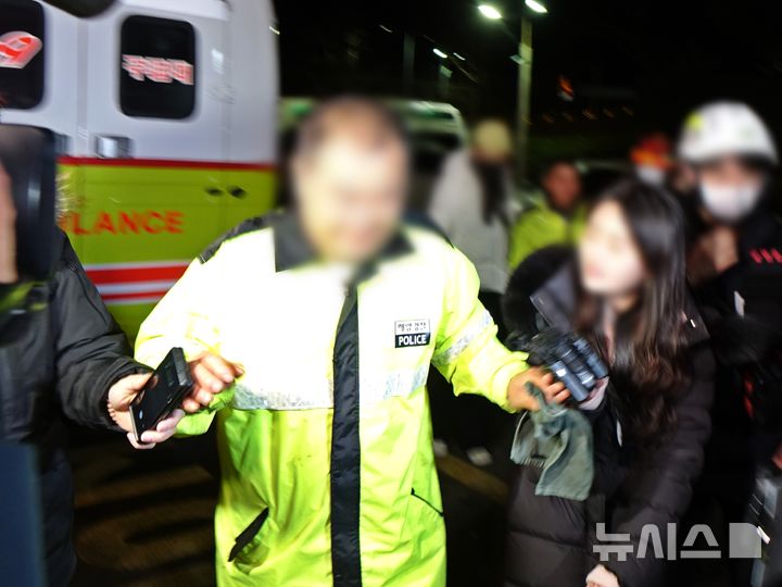 [제주=뉴시스] 오영재 기자 = 13일 오전 제주대학교병원 응급의료센터에서 구조된 전복 어선 선장이 응급실로 향하고 있다. 2025.02.13. oyj4343@newsis.com