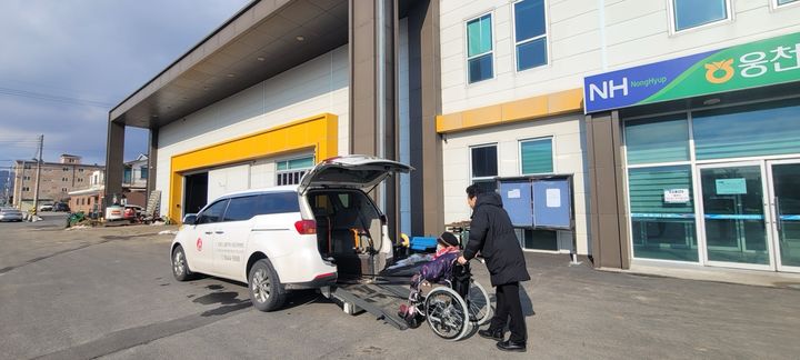 [보령=뉴시스] 휠체어 이용자 탑승 모습. (사진=보령시청 제공) 2025.02.13. photo.newsis.com *재판매 및 DB 금지
