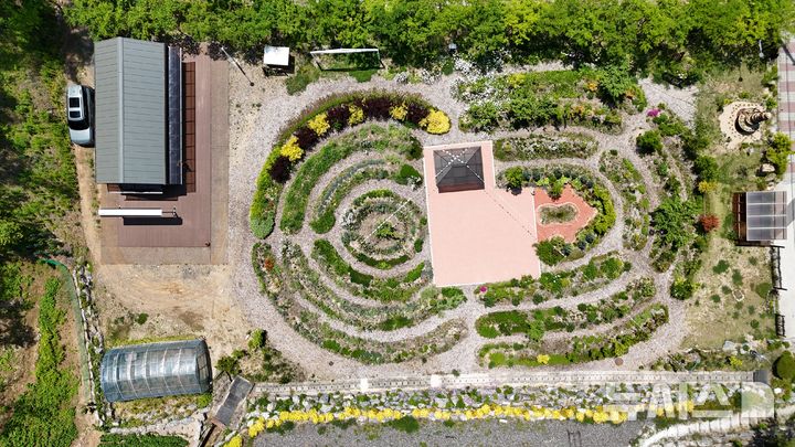 [용인=뉴시스] 퍼머컬처 디자인을 적용한 생태정원. (사진=용인시 제공) 2025.02.13. photo@newsis.com