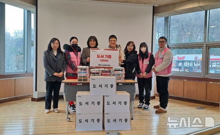 [용인=뉴시스] 용인시가 제적도서 300권을 한울장애인공동체에 전달했다. (사진=용인시 제공) 2025.02.13. photo@newsis.com 