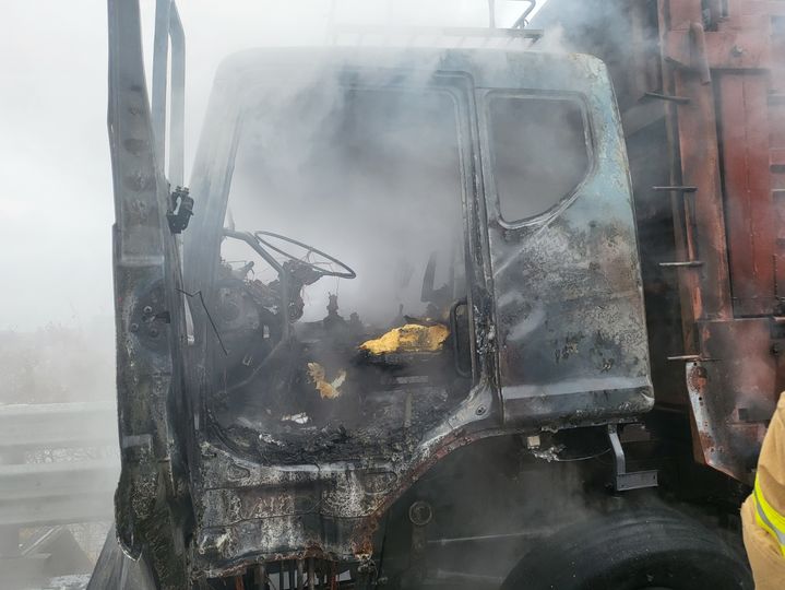 [대구=뉴시스] 12일 오후 4시26분께 대구 북구 노곡동 경부고속도로 북대구IC 하행선 135㎞ 지점을 달리던 25톤 카고트럭에서 화재가 발생했다. (사진=대구강북소방서 제공) 2025.02.13. photo@newsis.com *재판매 및 DB 금지