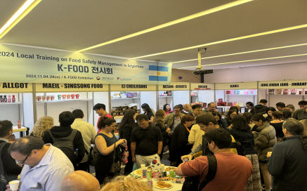 [서울=뉴시스] 13일 식품의약품안전처에 따르면 국내 식품기업 CJ제일제당이 생산한 즉석밥, 냉동만두, 김말이 등 식품 12.6톤, 5.4만 달러(약 7800만원) 상당이 이달 말에 아르헨티나 수출길에 오른다. 사진은 아르헨티나에서 열린 K-푸드 전시회의 모습. (사진=식약처 제공) 2025.02.13. photo@newsis.com *재판매 및 DB 금지