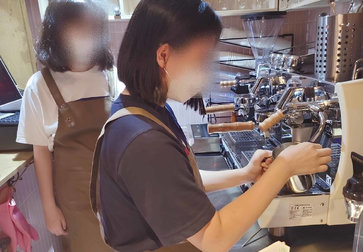 [세종=뉴시스]복권기금으로 운영되는 청소년복지시설 사업의 일환인 '인턴십 활동 프로그램(바리스타)'에 참여한 청소년의 모습 (사진=여성가족부 제공) *재판매 및 DB 금지