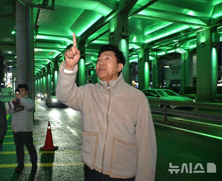 [서울=뉴시스]오세훈 서울시장이 12일 2호선 구의역 일대를 방문해 역사 하부에 설치된 맞춤형 야간 경관조명을 살펴보고 있다.