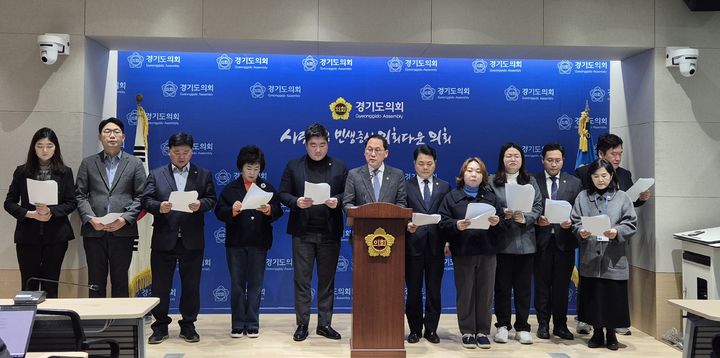 [수원=뉴시스] 이병희 기자 = 안광률(시흥1) 교육기획위원회 위원장을 비롯한 위원들이 13일 오전 도의회 브리핑룸에서 임태희 교육감 사퇴 촉구 기자회견을 하고 있다. 2025.02.13. iambh@newsis.com *재판매 및 DB 금지