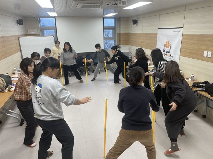 [창녕=뉴시스] 뇌파검사를 활용한 학습코칭 부모 교육을 진행하고 있다. (사진= 창녕군 제공) 2025.02.13. photo@newsis.com *재판매 및 DB 금지