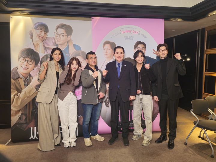 [광주=뉴시스] 완도군은 13일 완도를 배경으로 한 영화 '써니 데이(sunny day)' 시사회가 7일 서율 용산 CGV에 이어 오는 28일 완도문화예술의전당에서 열린다고 밝혔다. (사진=완도군 제공). 2025.02.13. photo@newsis.com *재판매 및 DB 금지