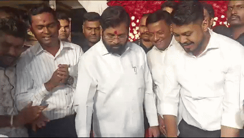 인도의 거물급 정치인이 자신의 환갑 잔치에서 케이크를 아이폰으로 자르는 영상이 화제가 되고 있다. (출처=인도 프리프레스 저널)