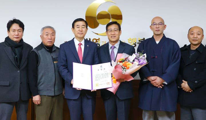 모범 충북도민상 받는 문재식(왼쪽서 네번째) 총재 *재판매 및 DB 금지