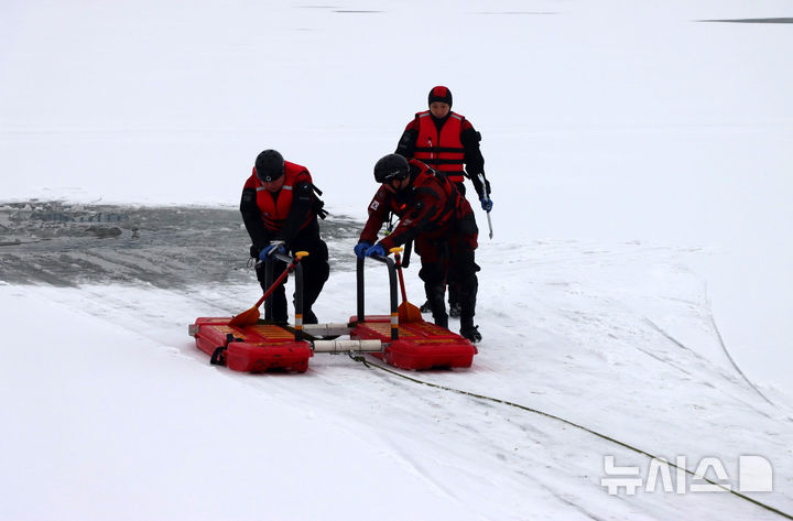 [안산=뉴시스] 13일 오전 경기 안산소방서가 안산시 단원구 화랑유원지에서 '동계 수난사고 대비 구조대원 특별 훈련'을 열고 해빙기 호수에 빠진 요구조자를 보트 등 장비를 이용해 구조하는 훈련을 하고 있다. (사진=안산소방서 제공) 2025.2.13. photo@newsis.com *재판매 및 DB 금지