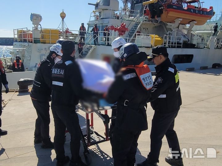 [제주=뉴시스] 제주 소방당국이 13일 오전 서귀포시 남원읍 해상에서 발견된 전복 어선 '2066재성호' 실종 선원을 해경으로부터 인계 받아 병원으로 이송하고 있다. (사진=제주소방안전본부 제공) 2025.02.13. photo@newsis.com 
