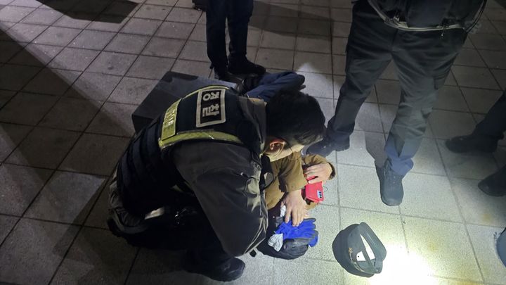 [부산=뉴시스] 12일 오전 부산의 한 공원에 저혈당 쇼크로 쓰러진 60대 남성이 경찰이 소지하고 다니던 사탕을 먹고 의식을 회복했다. (사진=부산 연제경찰서 제공) 2025.02.13. photo@newsis.com *재판매 및 DB 금지