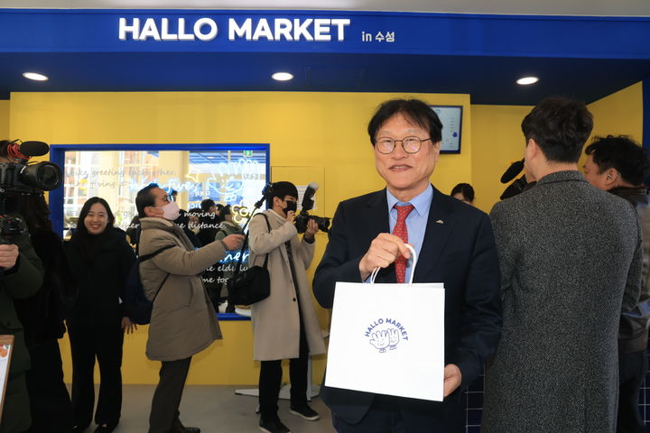 [대구=뉴시스] 대구시 수성구는 13일 전국 최초 세대 통합형 노인 일자리 카페 '할로(HALLO) 마켓 in 수성'을 개소했다. (사진 = 대구시 수성구 제공) 2025.02.13. photo@newsis.com *재판매 및 DB 금지