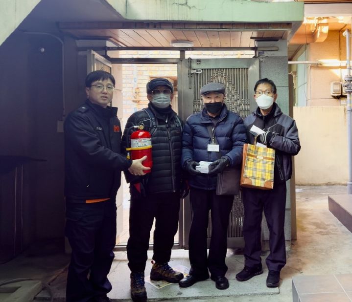 [대구=뉴시스] 대구 달서소방서는 주택 화재로 인한 인명·재산 피해를 예방하고자 지역 내 취약계층에 주택용 소방시설 보급을 추진한다. (사진=대구 달서소방서 제공) 2025.02.13. photo@newsis.com *재판매 및 DB 금지