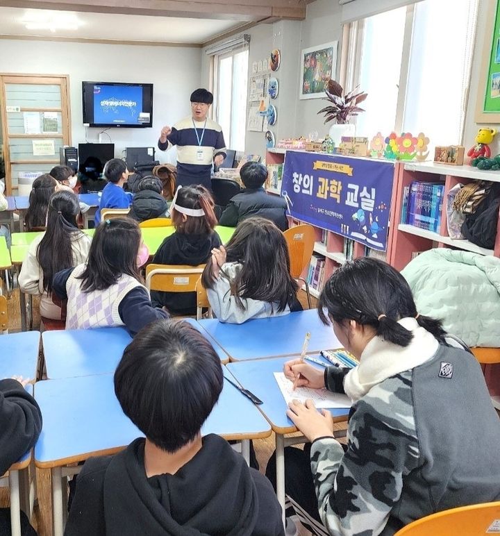 [대구=뉴시스] 대구시 달서구는 초등학생을 대상으로 '창의과학교실'을 운영해 과학 인재 육성에 나선다고 13일 밝혔다. (사진=대구시 달서구 제공) 2025.02.13. photo@newsis.com *재판매 및 DB 금지