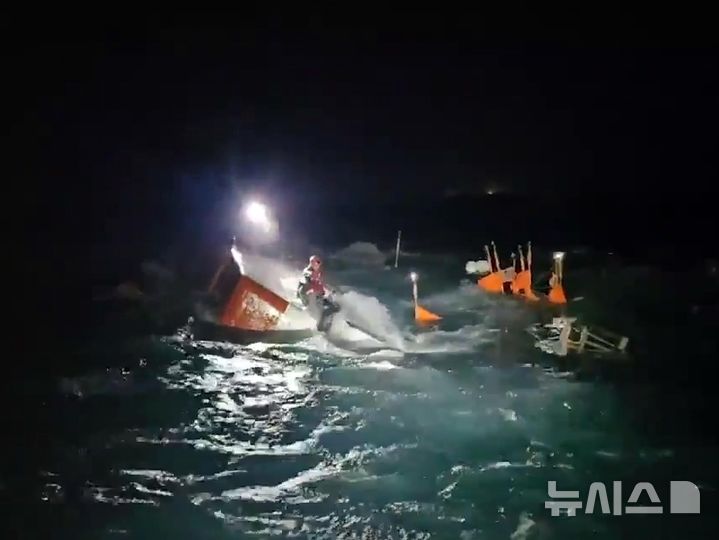 [제주=뉴시스] 서귀포해양경찰서 등 구조세력이 12일 오후 서귀포시 표선면 해상에서 전복 어선 '2066재성호' 선체에 올라 선내 생존자 확인을 위한 타격시험을 하고 있다. (사진=제주지방해양경찰청 제공) 2025.02.13. photo@newsis.com 