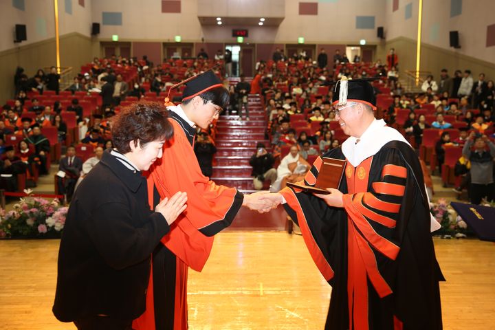 13일 열린 동국대학교 봄 학위수여식에서 성적우수상 시상식이 진행되고 있다. (사진=동국대 제공) *재판매 및 DB 금지
