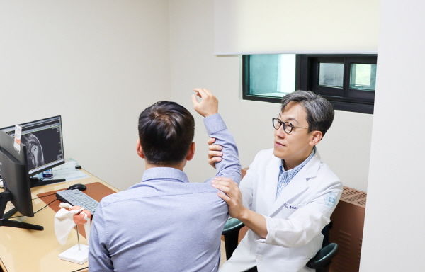[서울=뉴시스] 13일 의료계에 따르면 어깨 관절에 발생하는 만성 통증의 가장 흔한 원인인 회전근개 파열은 보통 팔을 위로 들 때 통증이 심화된다. 사진은 홍경호 세란병원 정형외과 상지센터장이 환자를 진료하고 있는 모습. (사진=세란병원 제공) 2025.02.13. photo@newsis.com *재판매 및 DB 금지